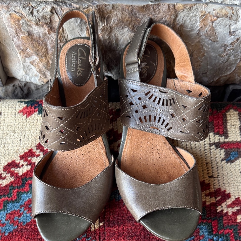 CLARKS Artisan Women's Heeled Sandal Sze 7.5M Sage Leather Perforated Slingback